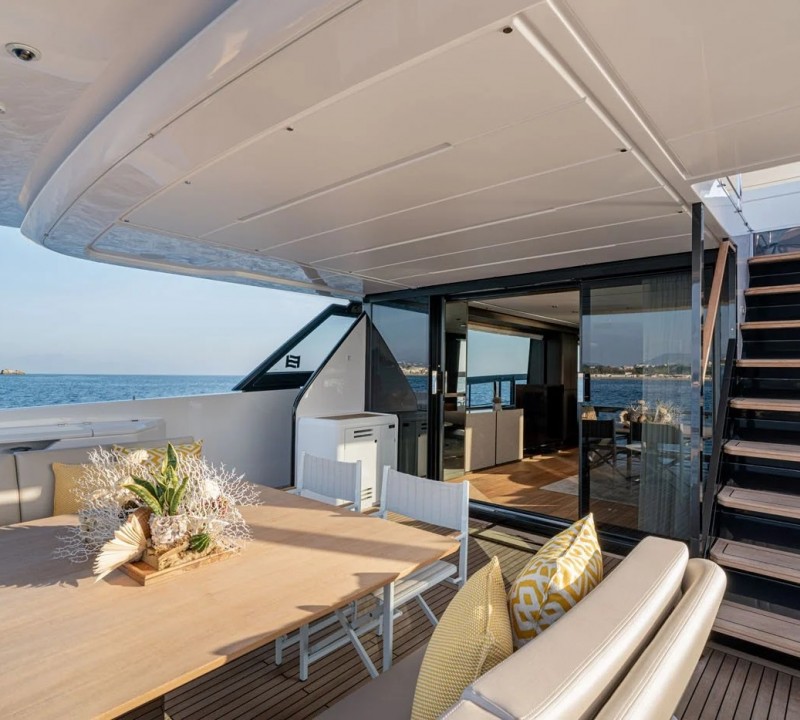 VITTORIA Yacht Charter Details, Ferretti 860 | CHARTERWORLD Luxury ...